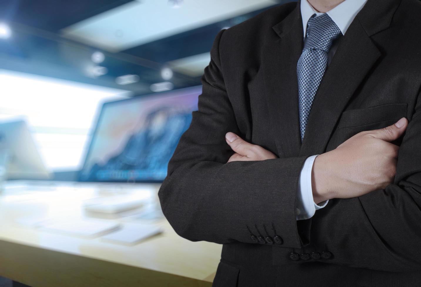 homme d'affaires et fond de vente au détail d'ordinateurs comme concept photo