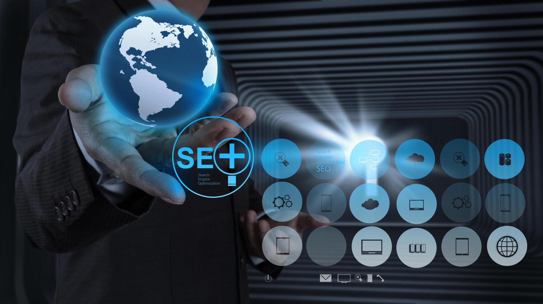 main d'homme d'affaires montrant l'optimisation des moteurs de recherche seo photo