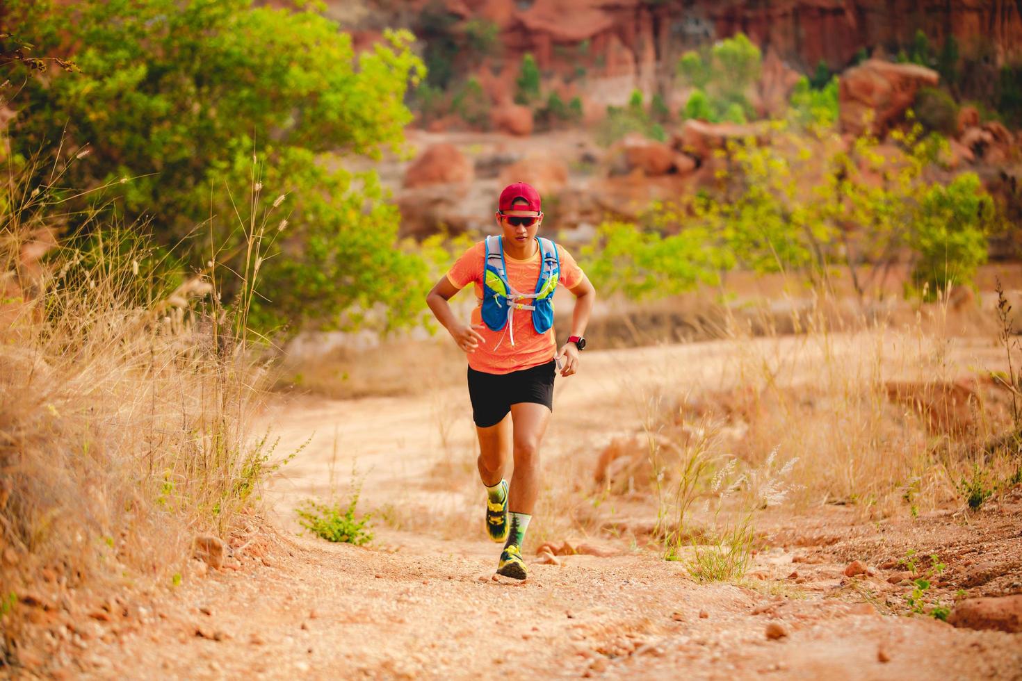 un homme coureur de trail. et les pieds d'athlète portant des chaussures de sport pour le trail en montagne photo