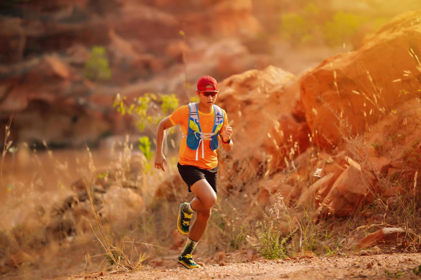 un homme coureur de trail et de pieds d'athlète portant des chaussures de sport pour courir dans la forêt photo