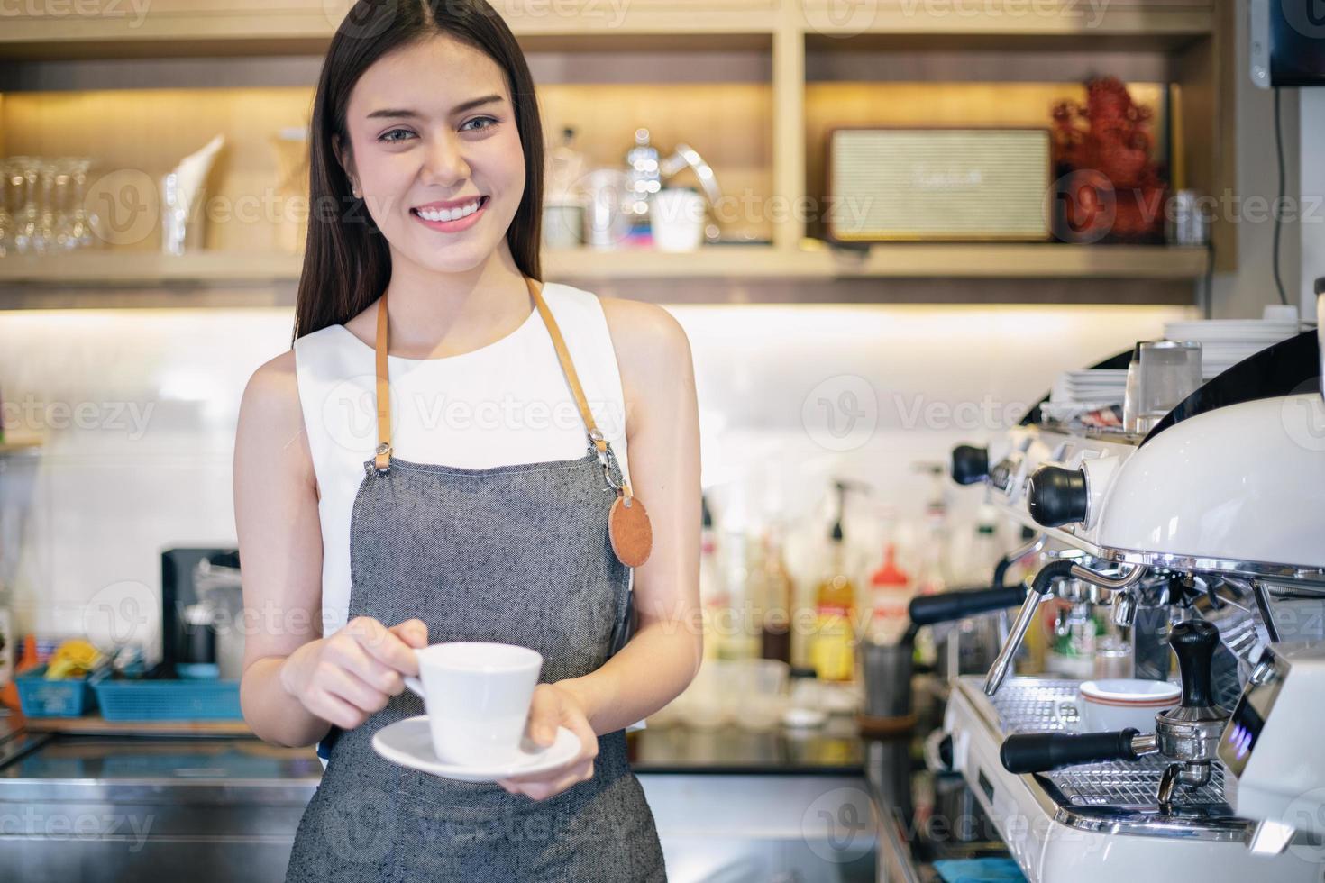 femmes asiatiques barista souriant et utilisant une machine à café dans un comptoir de café - femme qui travaille propriétaire de petite entreprise concept de café de nourriture et de boisson photo