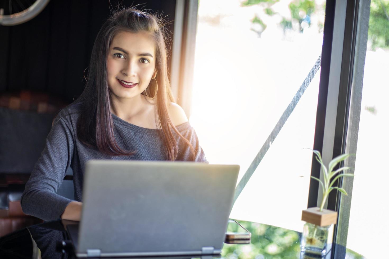 femmes d'affaires asiatiques utilisant un ordinateur portable et discutant de l'important contrat au bureau photo