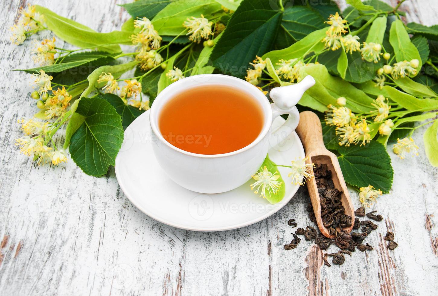 tasse de tisane aux fleurs de tilleul photo