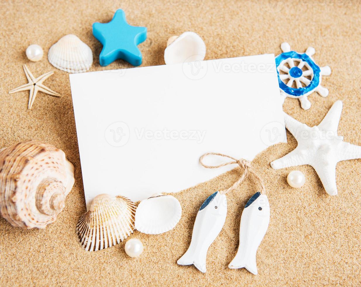 coquillages, étoiles de mer et une carte postale vierge photo