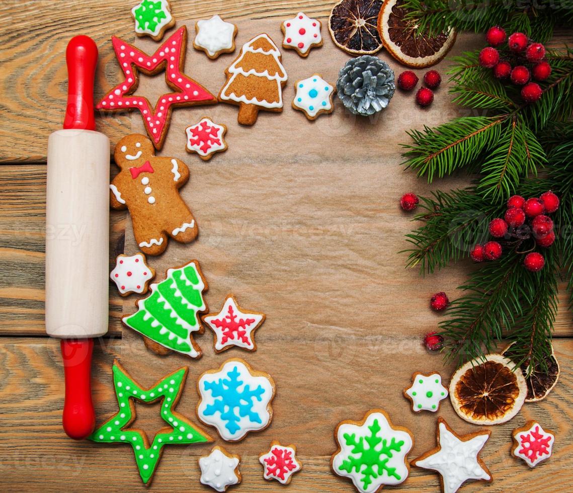 biscuits colorés au gingembre et au miel de noël photo