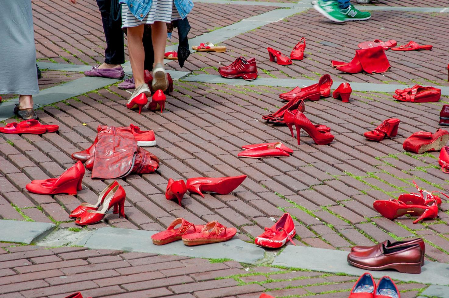 bergamo itali 17 mai 2013 chaussures rouges pour dénoncer les violences faites aux femmes photo