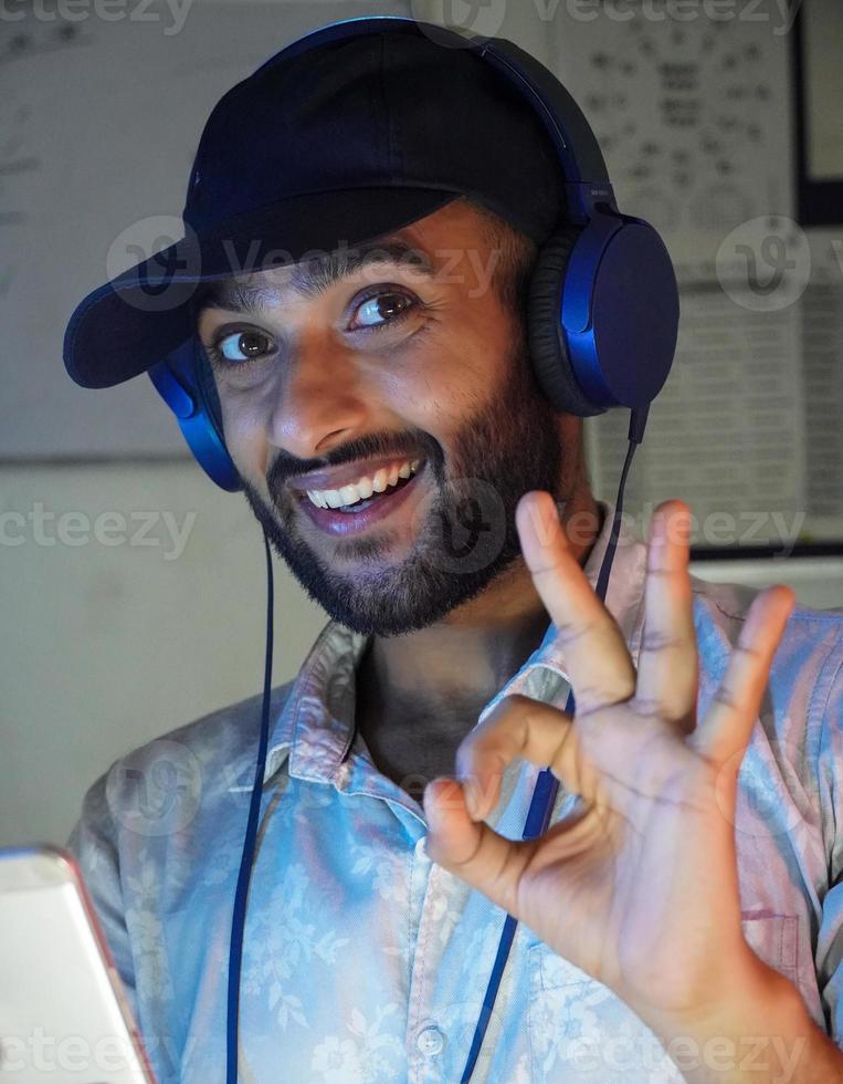 un jeune homme avec des écouteurs écoutant de la musique et appréciant photo