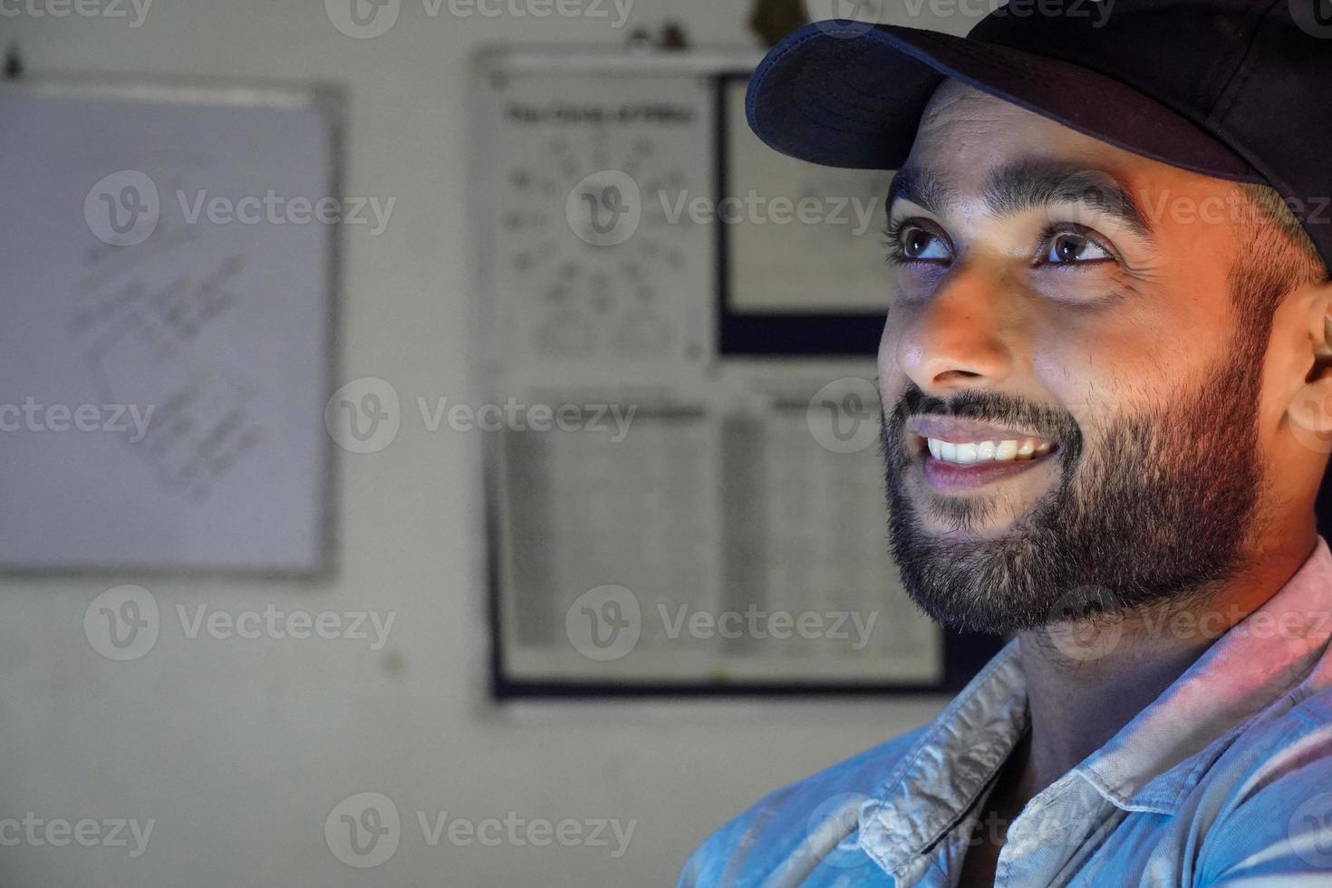 un jeune homme souriant portrait photo