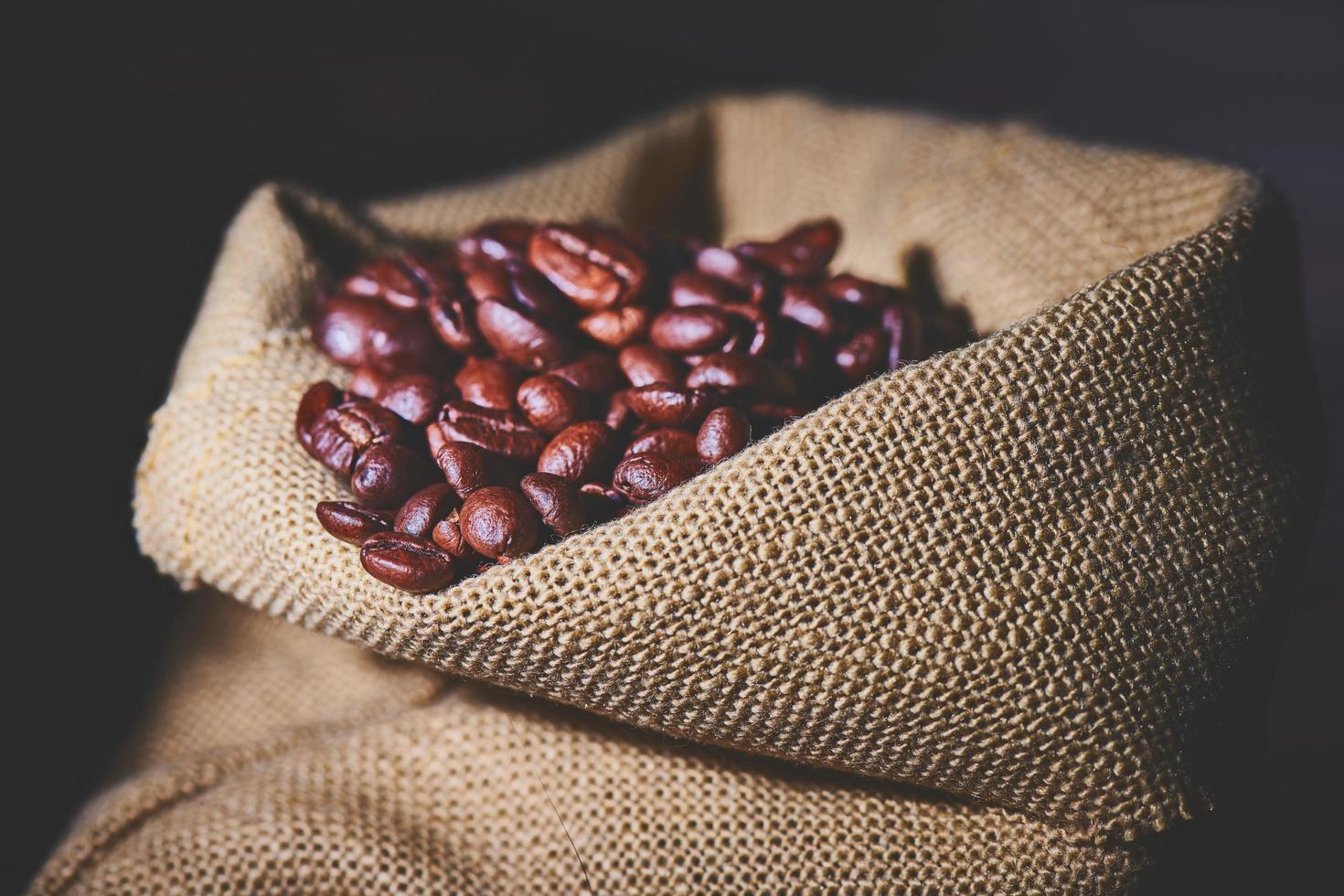 petit sac de jute contenant des grains de café photo