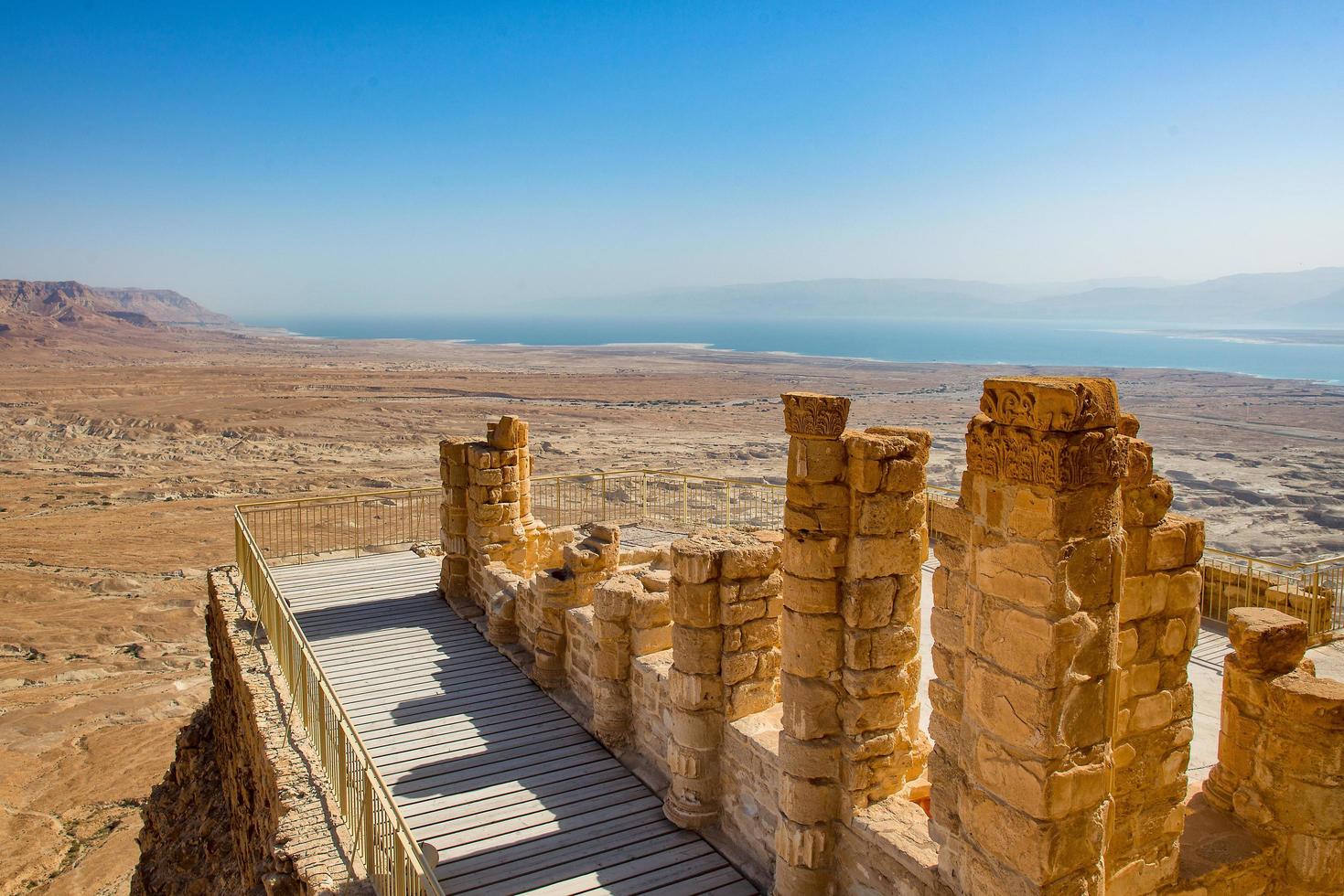 balcon dans les ruines de massada près de la mer morte en israël photo