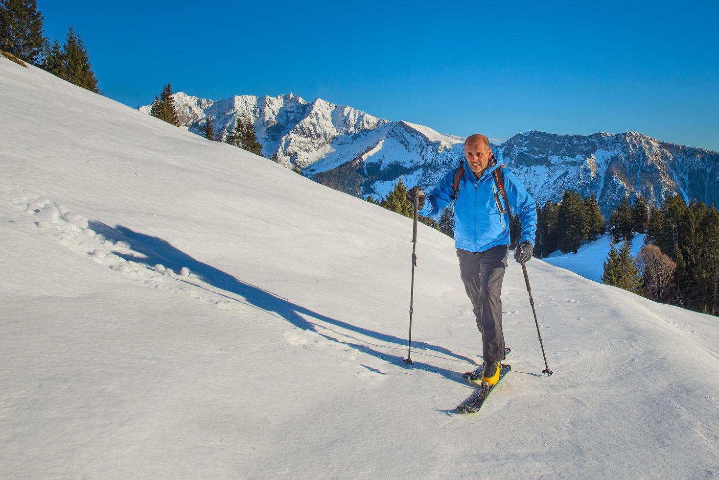 homme de ski grimpant seul en entraînement photo