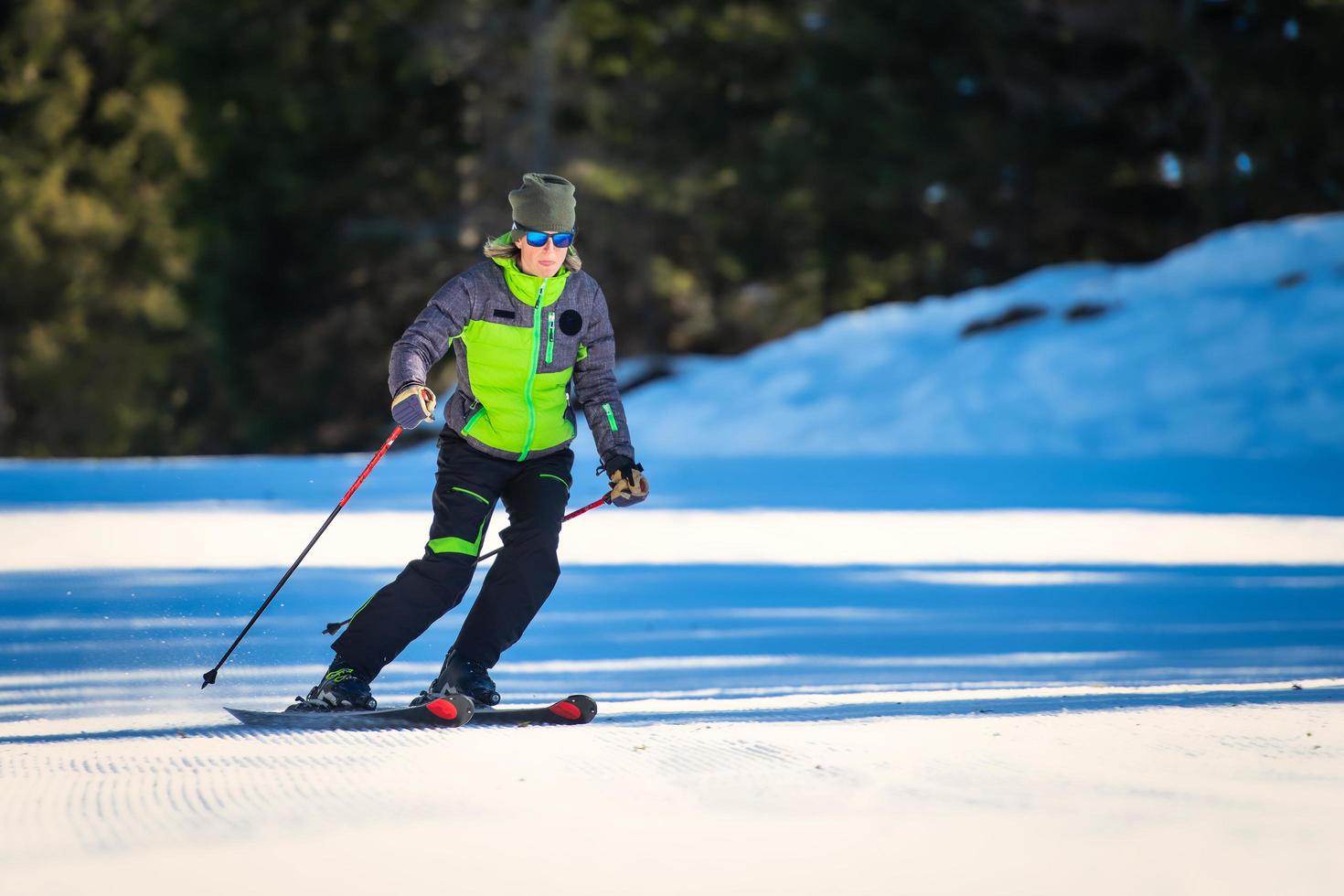 skieur lors de la pratique d'exercices techniques de ski photo