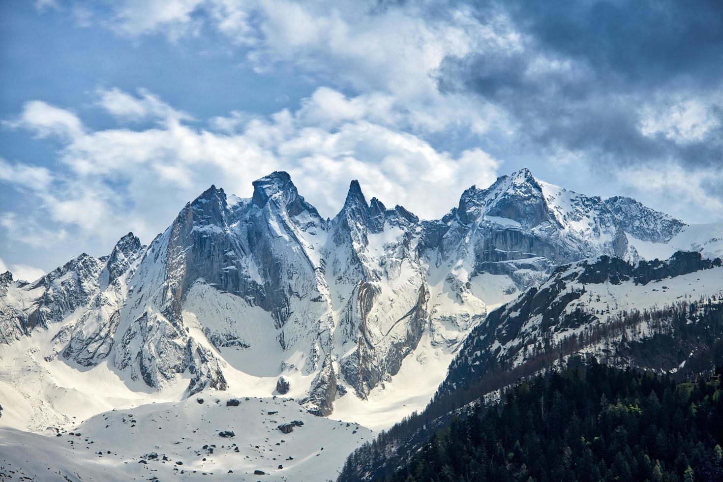 Groupe de scior dans les alpes rhétiques en suisse photo