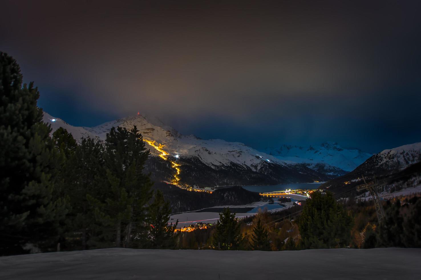 ski nocturne dans la vallée de l'engadine suisse photo