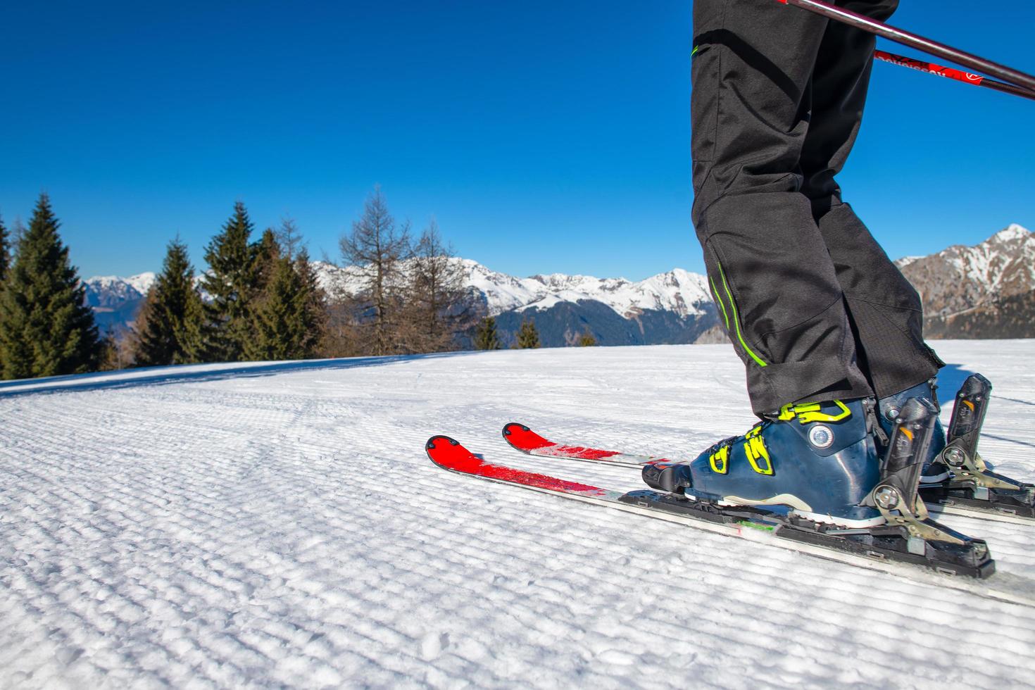 Détail de ski sur la pente de la station de ski photo