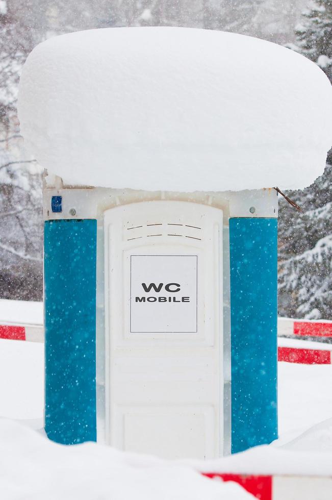 toilettes mobiles couvertes de neige photo