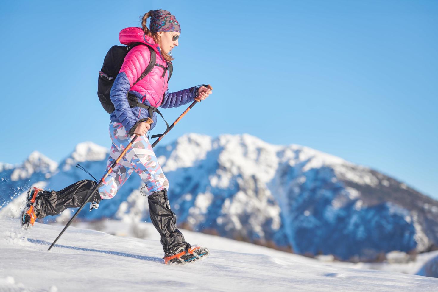 jeune femme sportive dans la neige avec crampons et guêtres 5254882 Photo  de stock chez Vecteezy