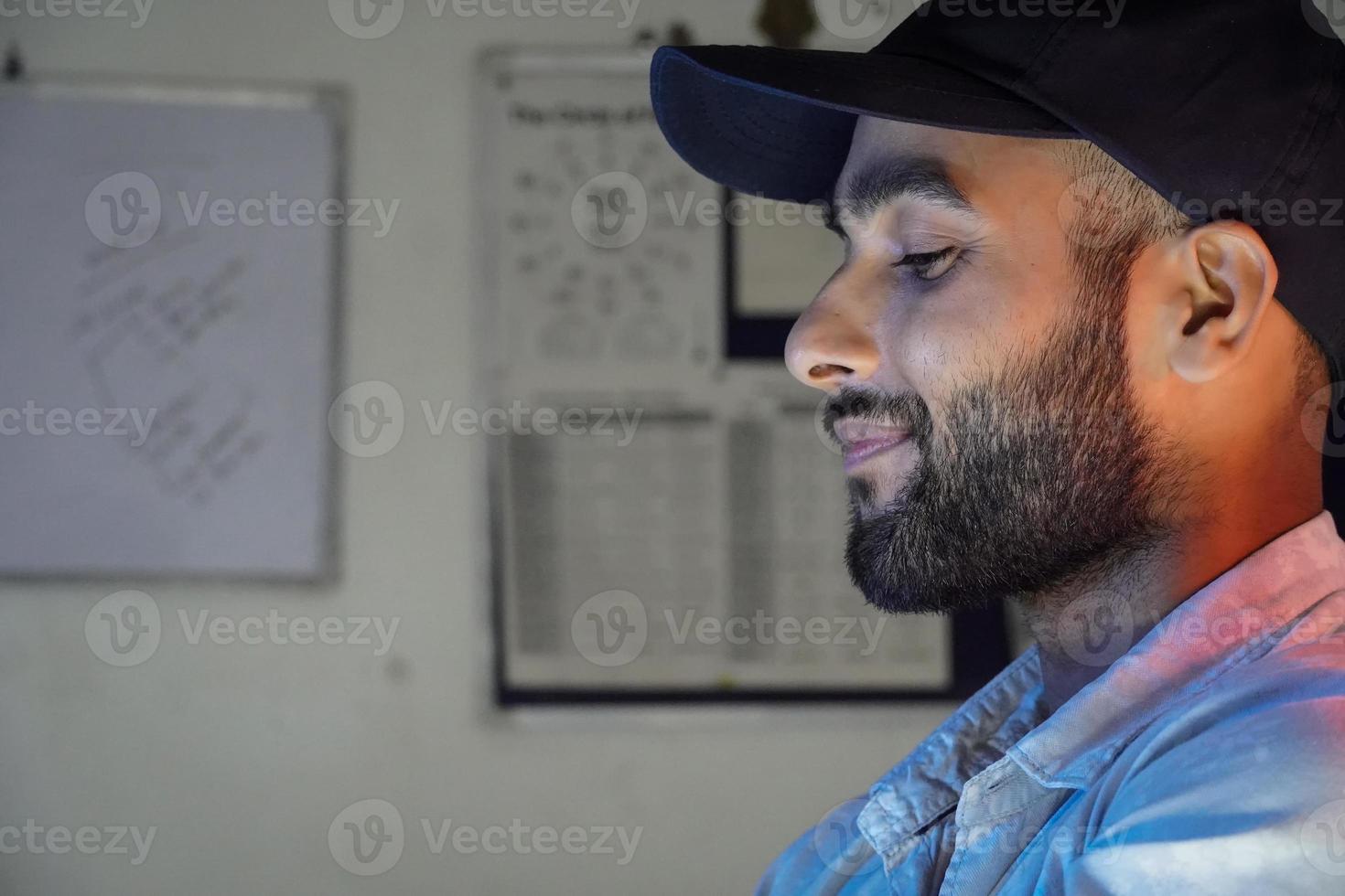 un jeune homme souriant portrait photo