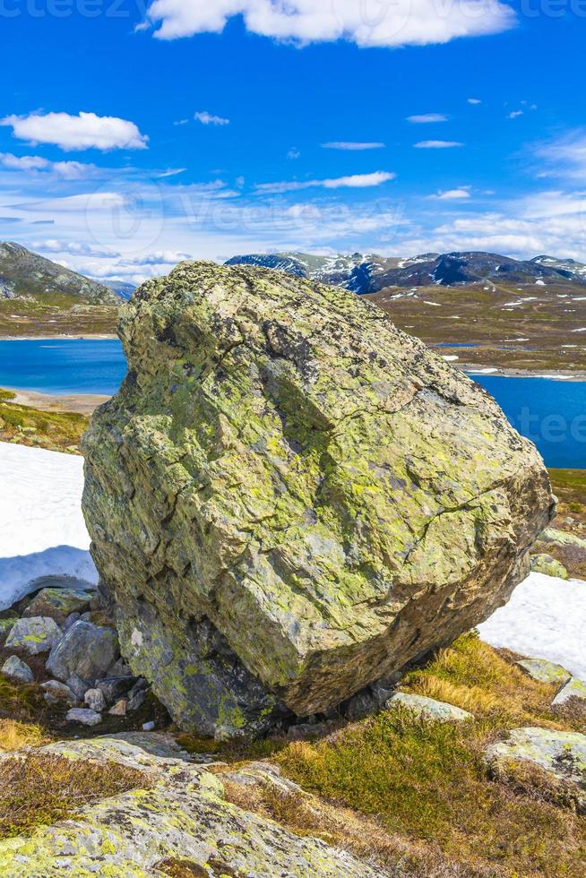 énorme rocher gros rocher lac vavatn à hemsedal viken norvège. photo
