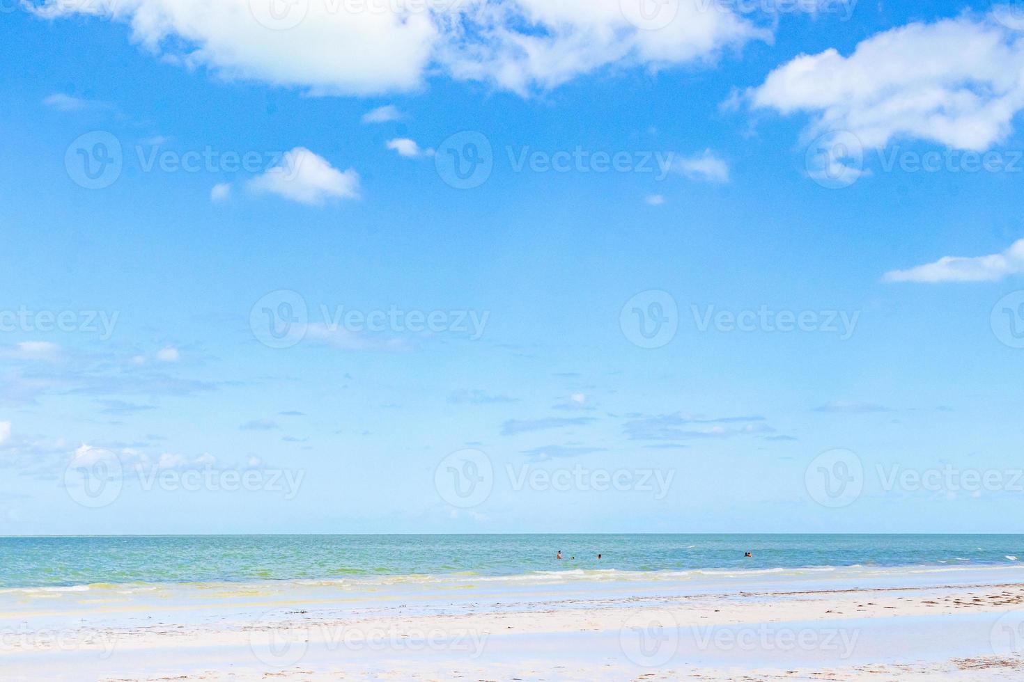 plage naturelle de l'île de holbox banc de sable panorama eau turquoise vagues mexique. photo