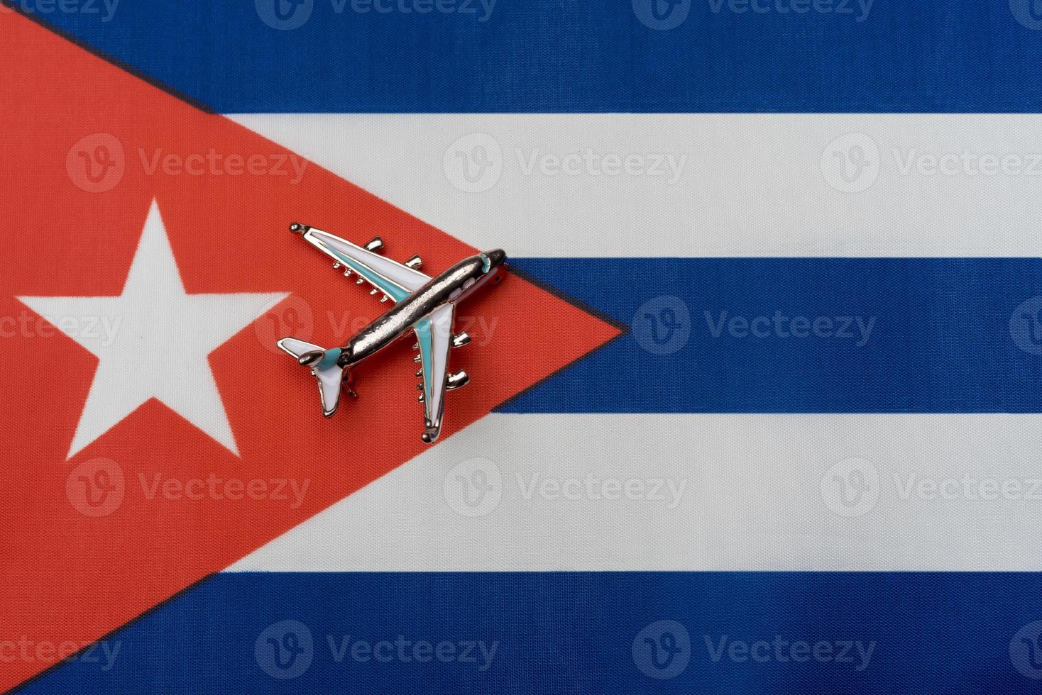 avion au-dessus du drapeau de cuba, le concept de voyage. photo