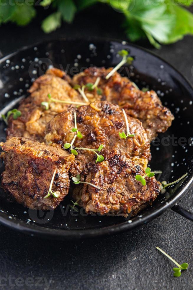 abats de foie frits porc, boeuf repas sain collation alimentaire sur la table régime céto ou paléo photo