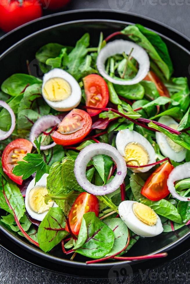 salade oeuf de caille tomate, mélange de laitue feuilles repas sain régime céto ou paléo photo