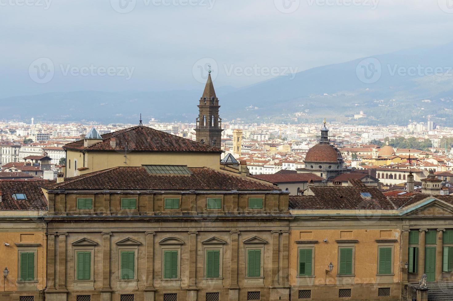 le toit du palazzo pitti surplombant la tour de l'église de chesea di san spirito. photo