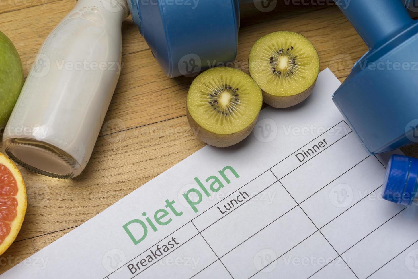 plan de régime, menu ou programme, roulette, eau, haltères et aliments diététiques avec fruits frais sur parquet. photo