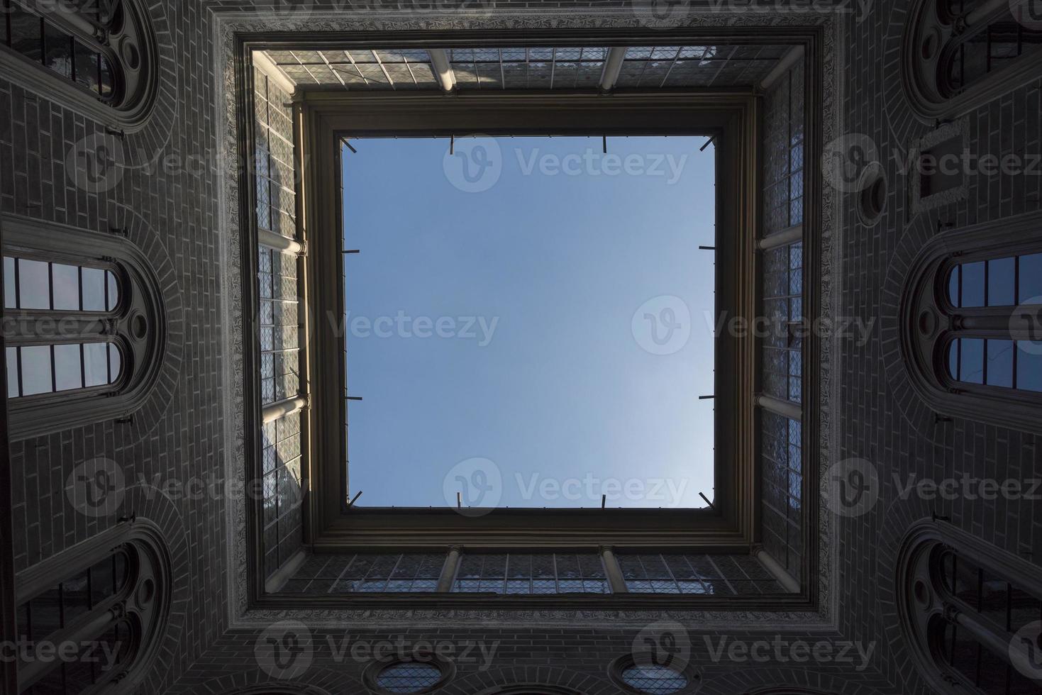 la cour de la maison italienne est une vue ascendante. photo