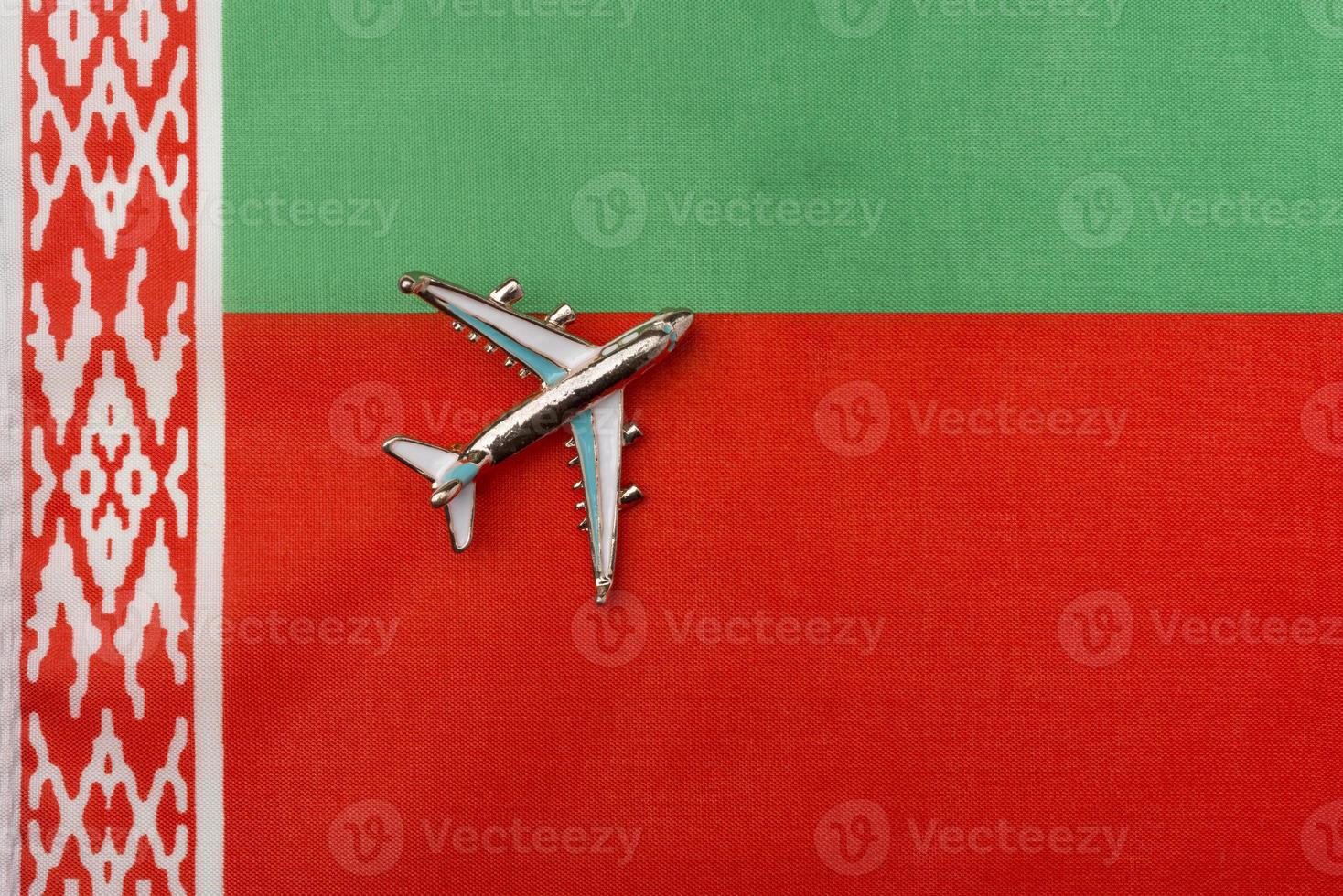 avion au-dessus du concept de voyage drapeau de la biélorussie. photo
