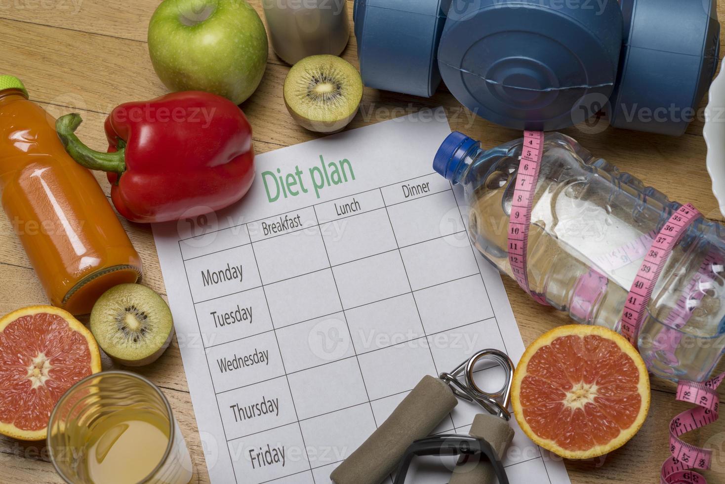 plan de régime, menu ou programme, roulette, eau, haltères et aliments diététiques avec fruits frais sur parquet. photo