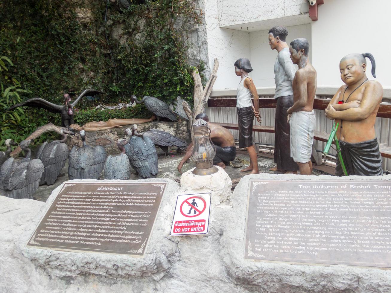 wat saket ratcha wora maha wihan bangkok thaïlande28 novembre 2018 sous le règne du roi rama ii en 1823 la maladie était très grave. à bangkok, un grand nombre de morts ont été mangés par le vautour. photo