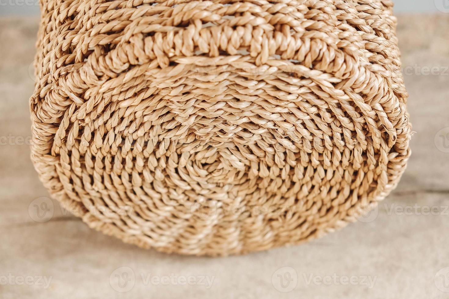 panier en osier rond sur une vieille table en bois. copie, espace vide pour le texte photo