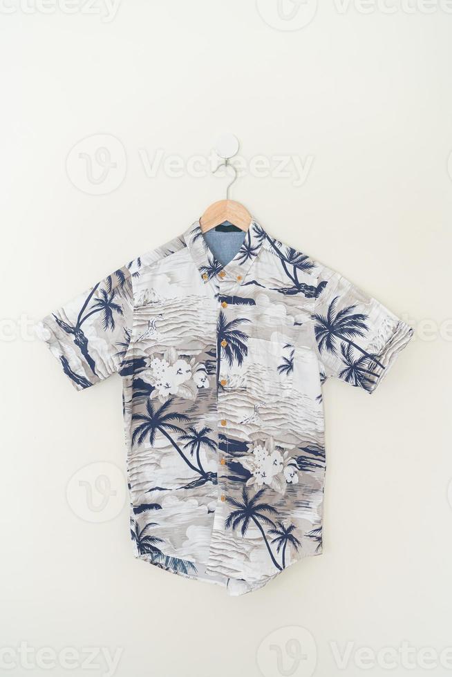 chemise hawaii accrochée au mur photo