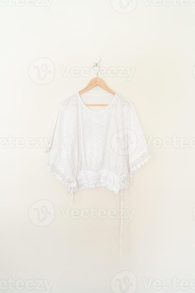 chemise de belle femme accrochée au mur photo