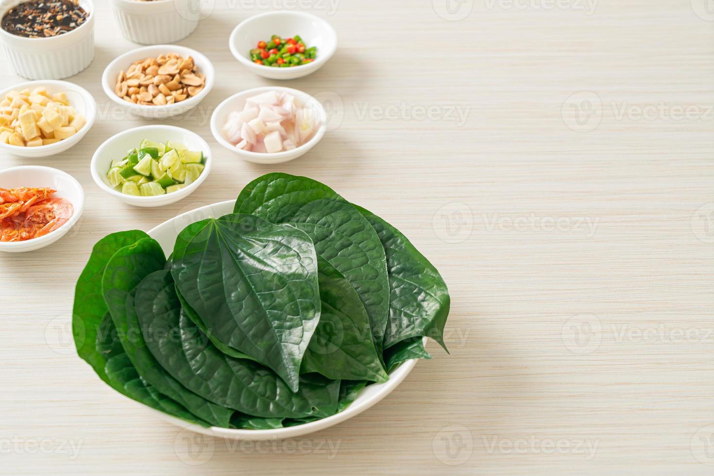 miang kham - un apéritif d'enveloppement de feuilles royales photo