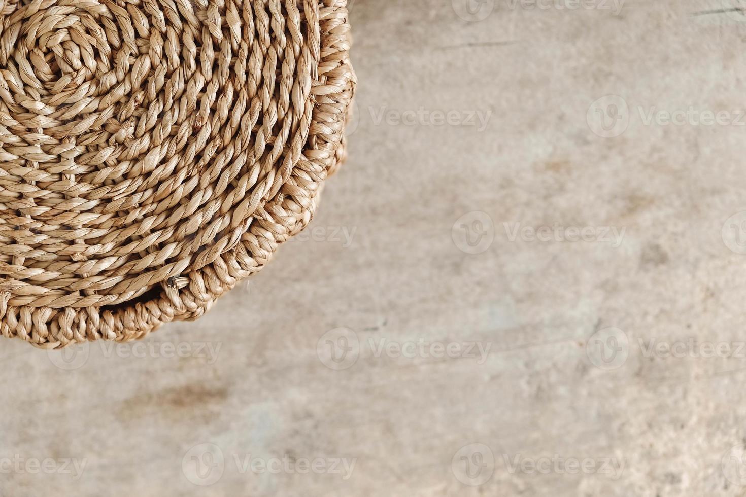 détails d'un panier en osier rond sur un vieux fond en bois. vue de dessus. copie, espace vide pour le texte photo