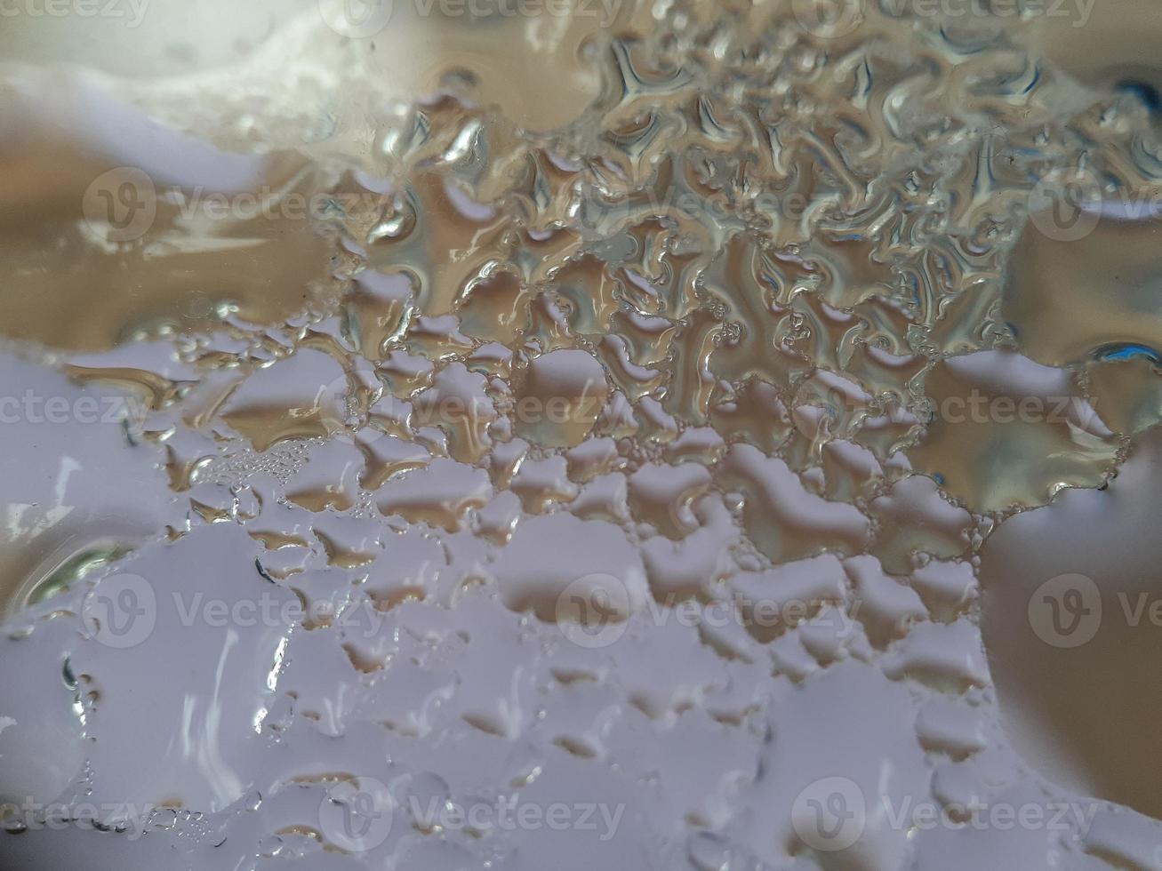 éclaboussures d'eau sur verre clair photo