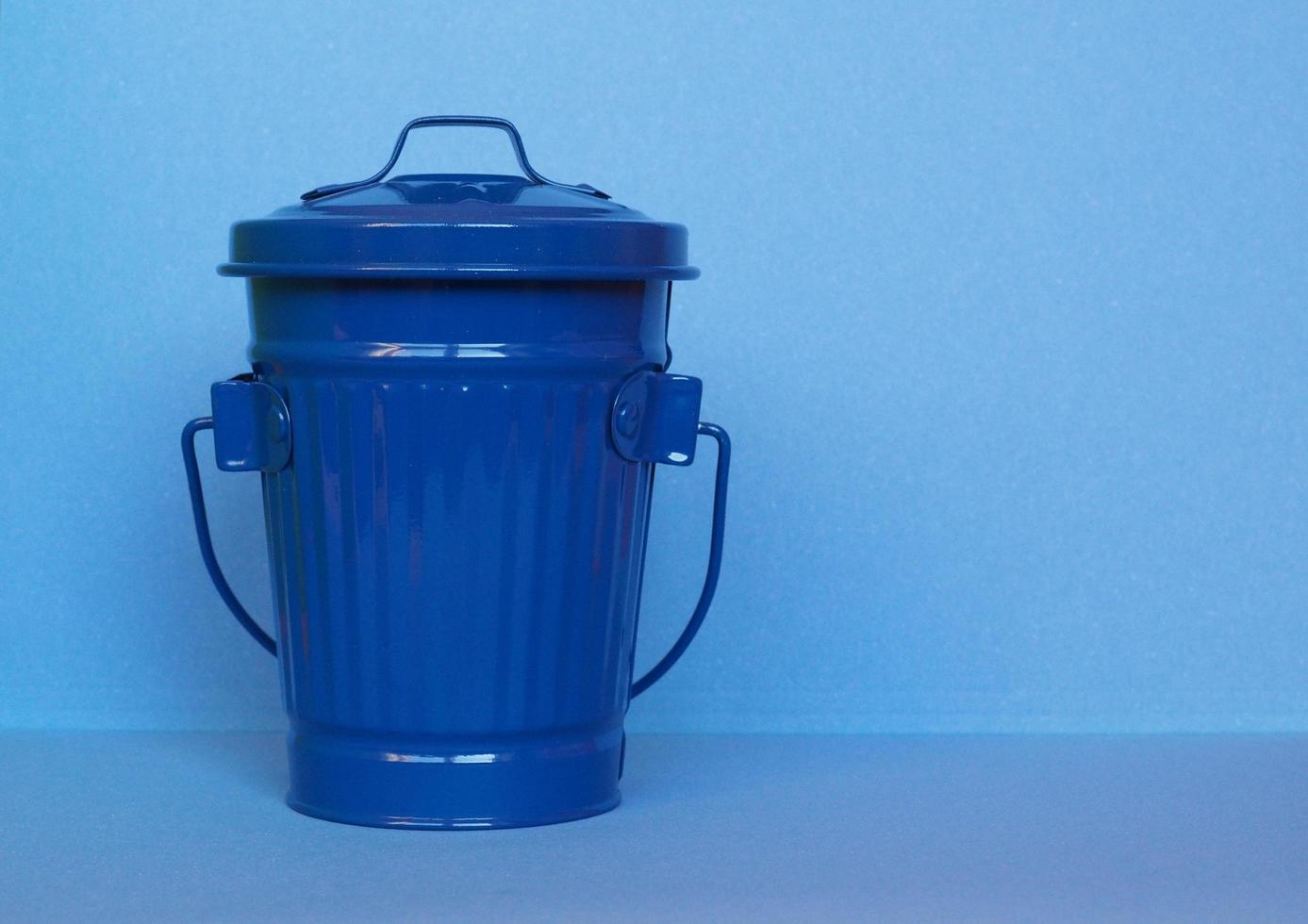 poubelle bleue avec espace de copie photo