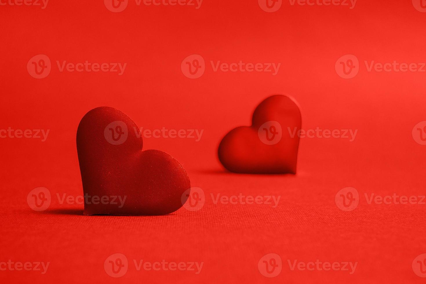 composition pour la saint valentin. sur fond rouge, gros plan de coeurs rouges avec espace de copie photo