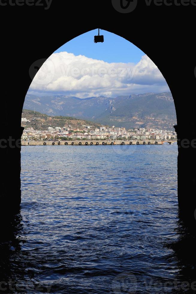 vue sur la ville d'alanya depuis l'ancienne ligne de flottaison de la forteresse d'alanya bedesten. photo