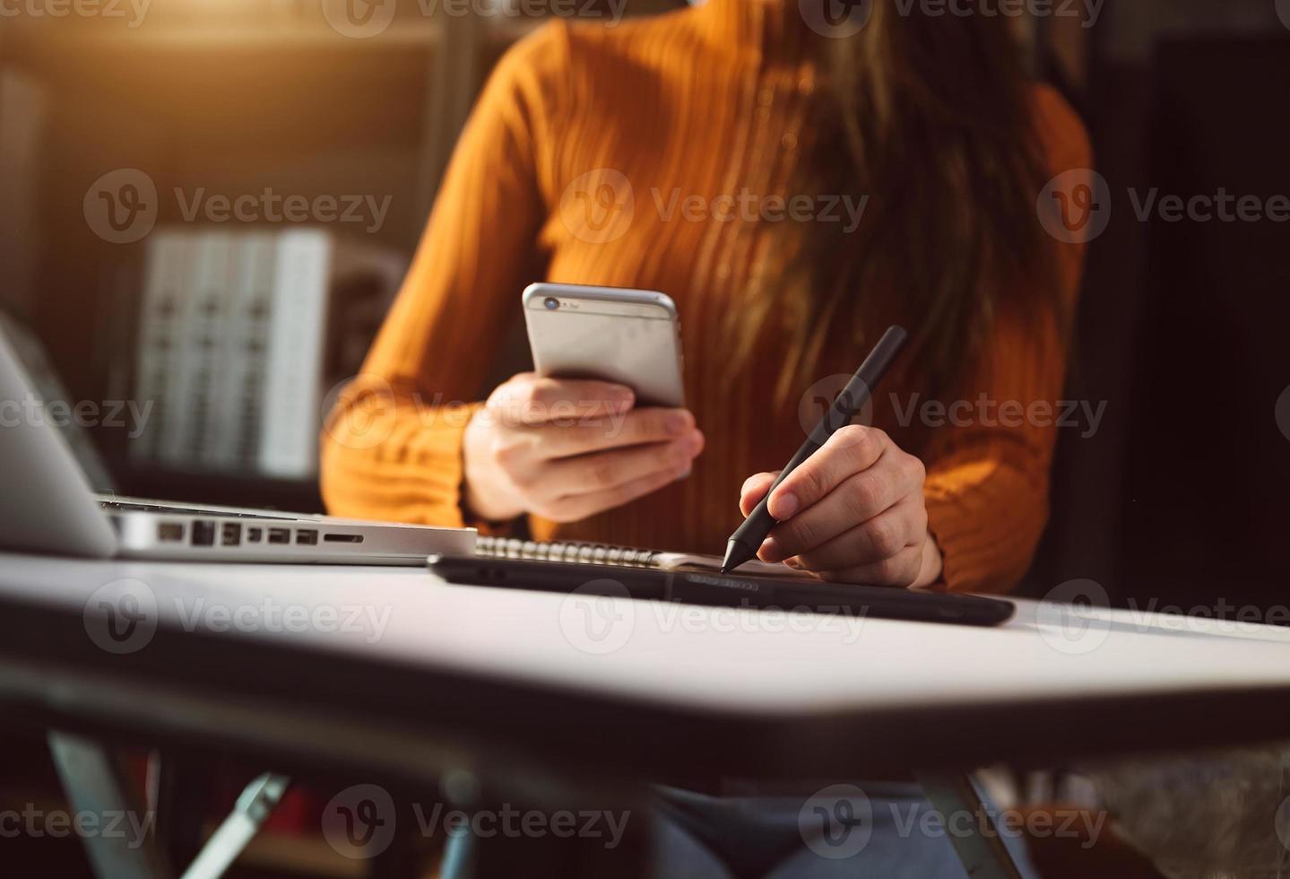 main d'affaires travaillant avec un nouvel ordinateur moderne et écrivant sur le diagramme de stratégie du bloc-notes en tant que concept photo