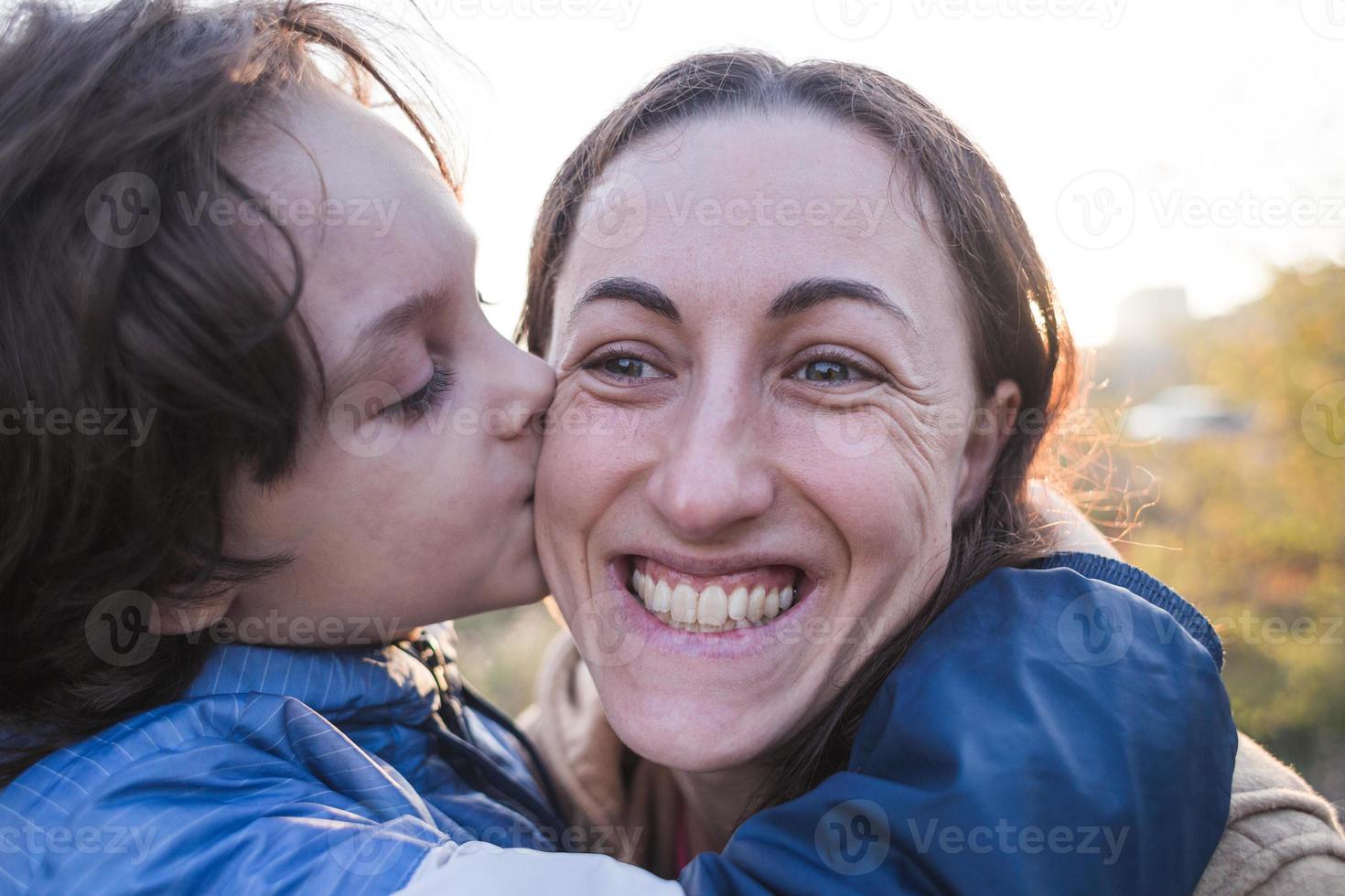 garçon embrasse et embrasse maman, maternité heureuse photo