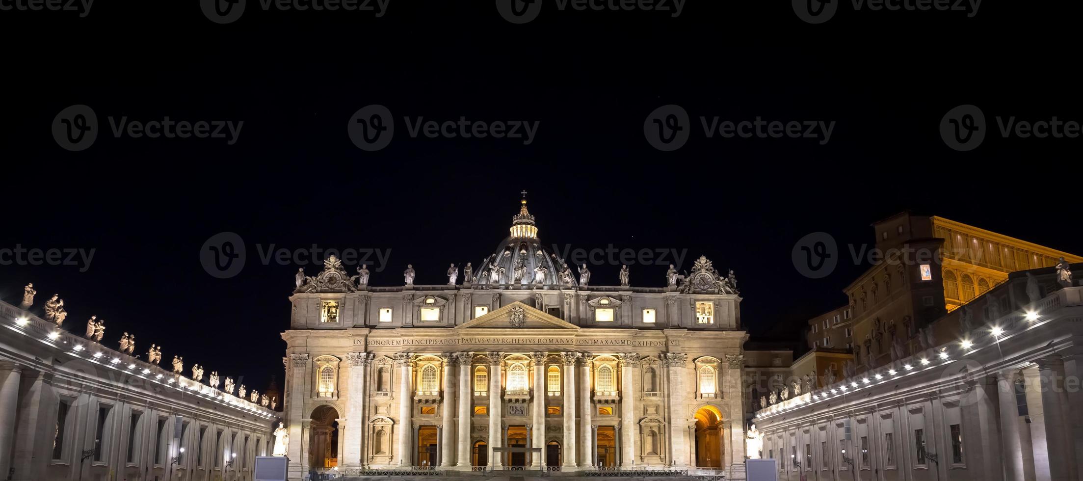 basilique saint-pierre dans la cité du vatican illuminée la nuit, chef-d'œuvre de michelangelo et bernini photo