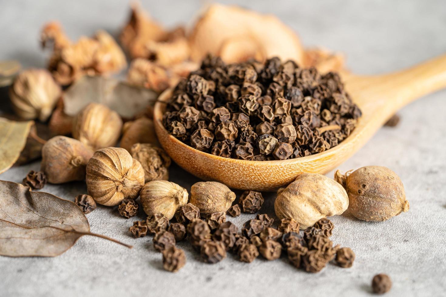 poivre noir et cardamome siam amomum krervanh pierre, asie épices séchées herbe pour drogue et cuisine thaïlandaise pour une bonne santé. photo