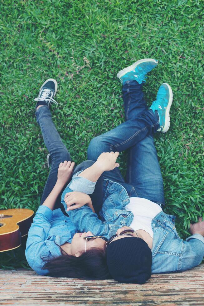 jeune couple hipster passe du temps à sortir ensemble. photo