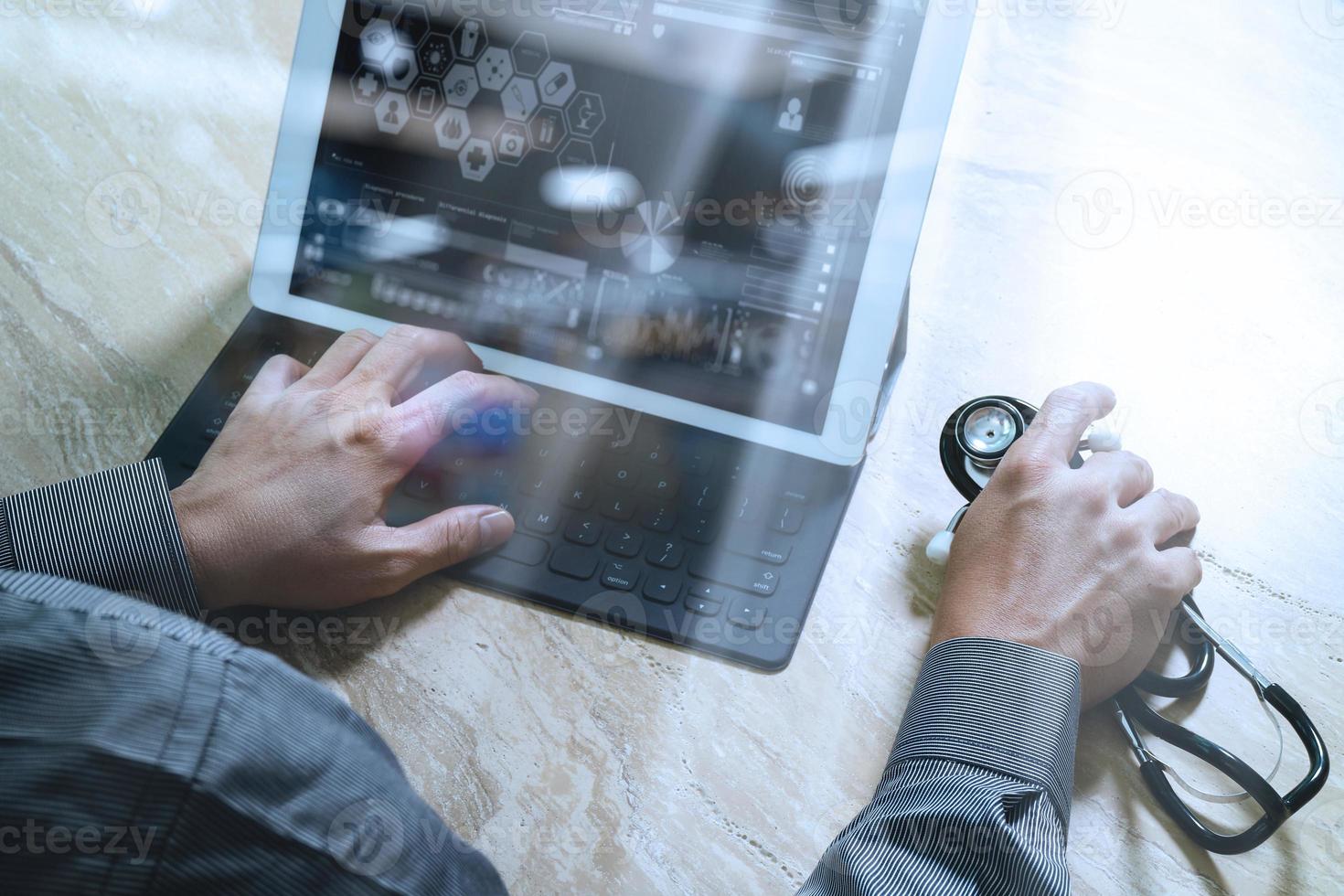 concept de technologie médicale. main de médecin travaillant avec un ordinateur à écran de quai de tablette numérique moderne avec interface de dossier médical, photo d'effet de lumière solaire