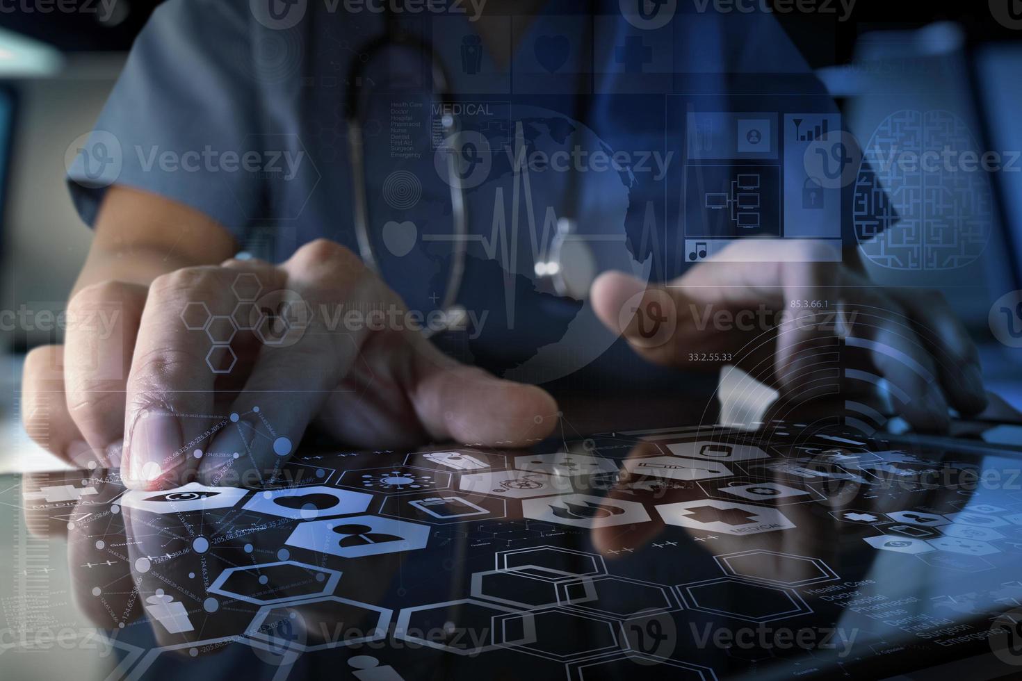 docteur en médecine main travaillant avec une interface informatique moderne et un effet de couche numérique en tant que concept de réseau médical photo