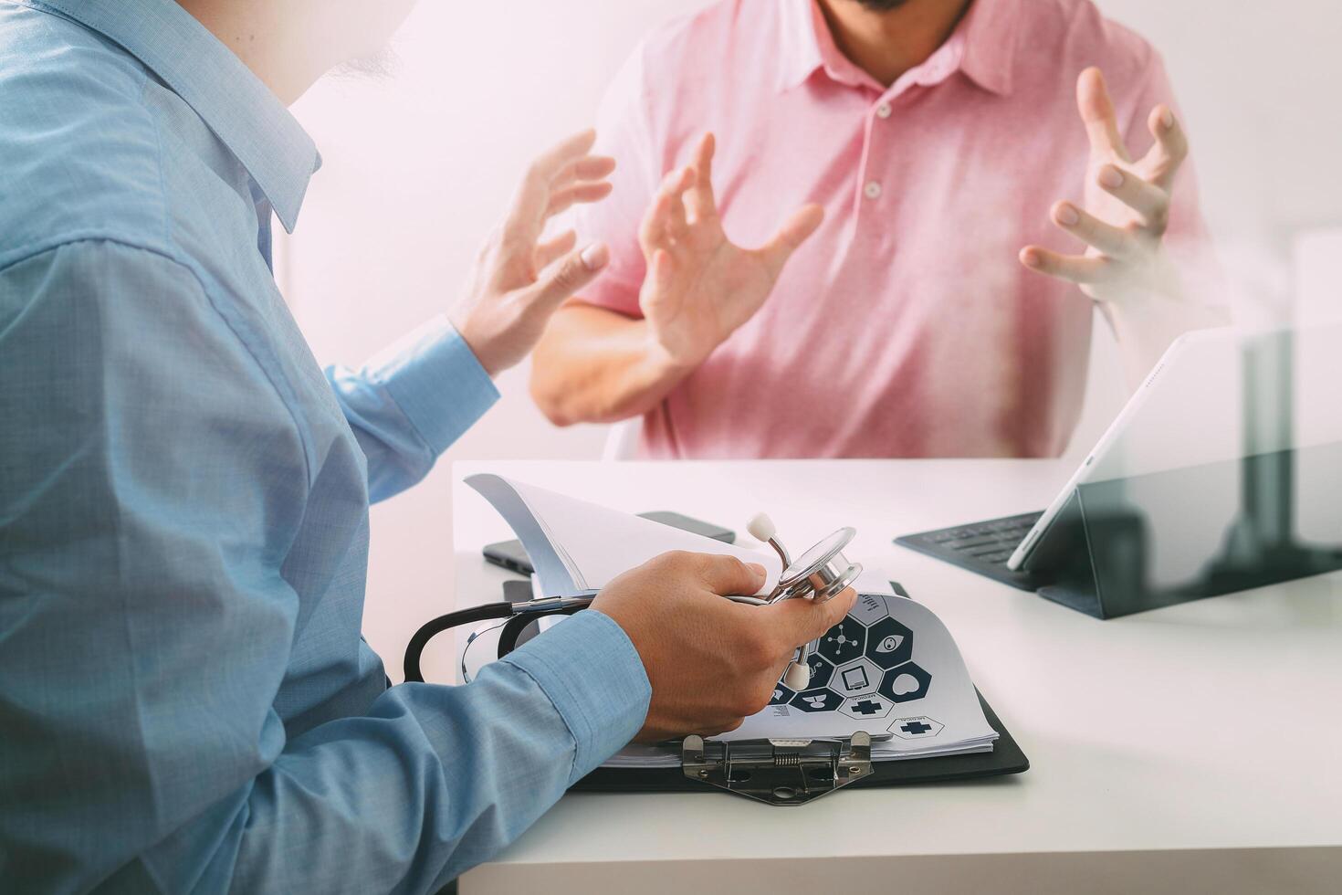 médecin utilisant un téléphone portable et consultant un homme d'affaires patient ayant un examen comme concept de professionnalisme hospitalier photo